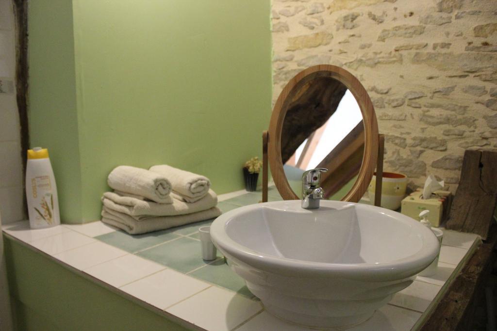Bed and Breakfast La Bicyclette Fleurie à Villemoirieu Chambre photo