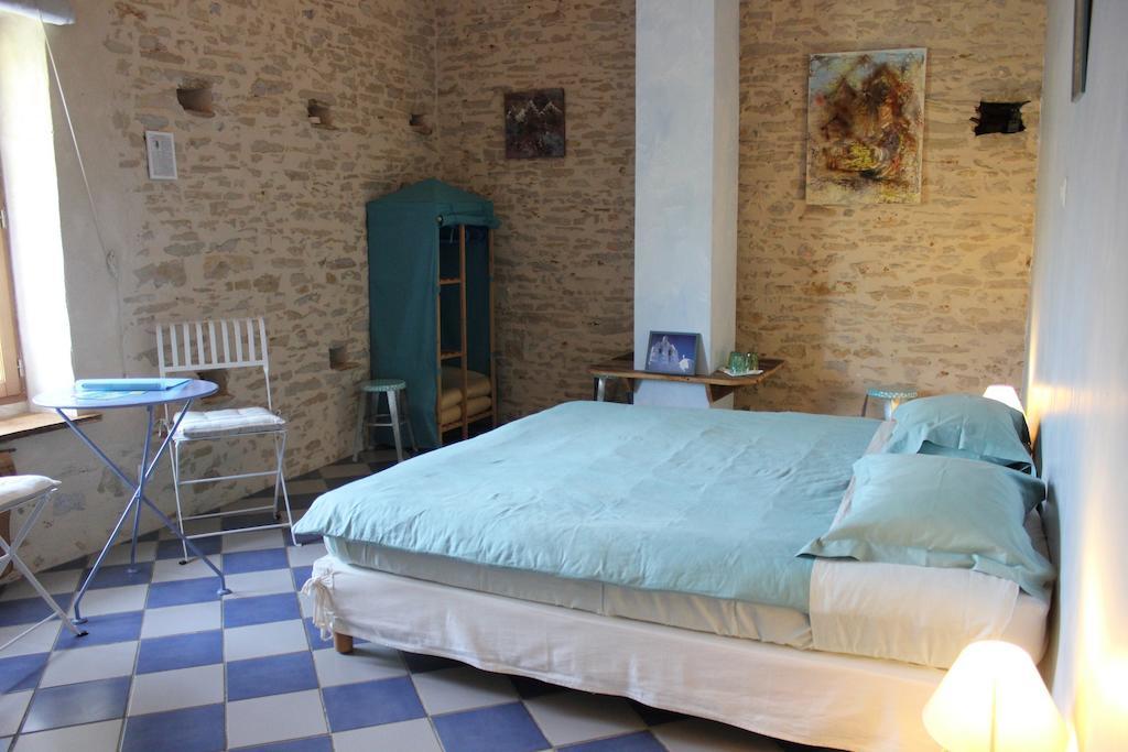 Bed and Breakfast La Bicyclette Fleurie à Villemoirieu Chambre photo
