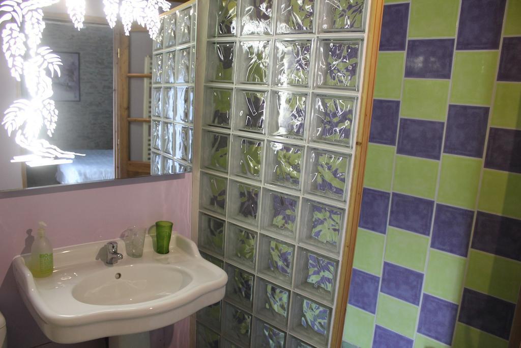 Bed and Breakfast La Bicyclette Fleurie à Villemoirieu Chambre photo